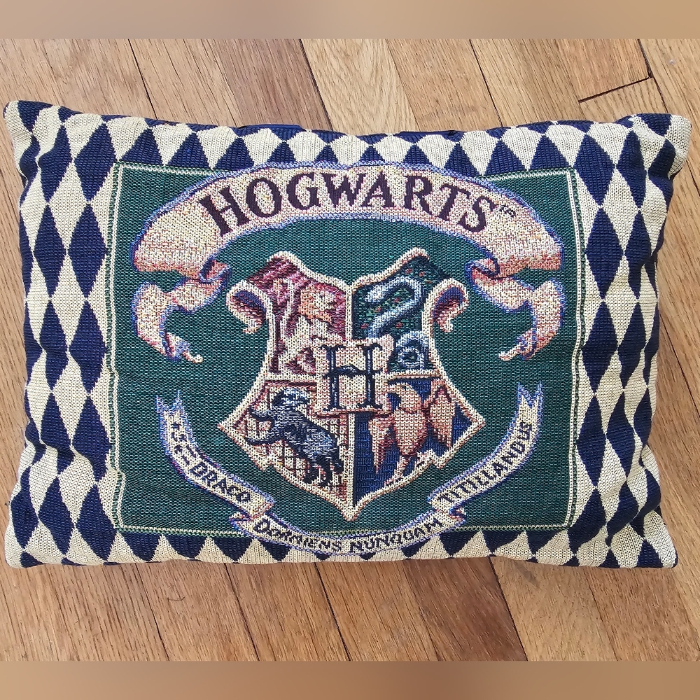EUC: Vintage Harry Potter Hogwarts Crest Throw Pillow by Crown Crafts 2000